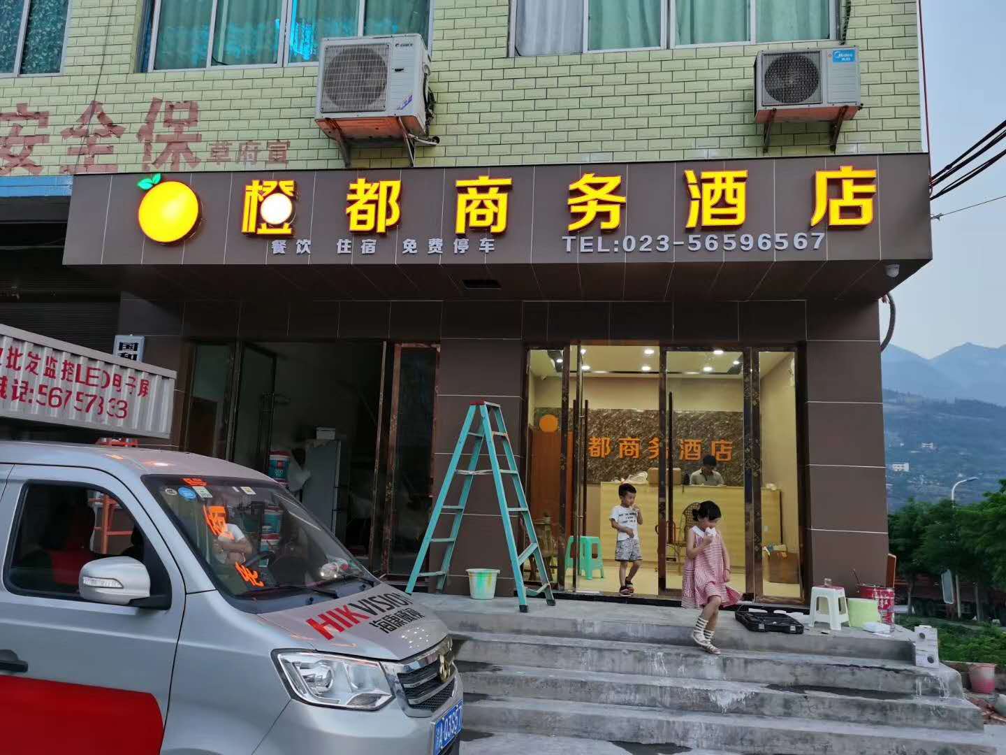 奉节草堂橙都酒店广告字安装
