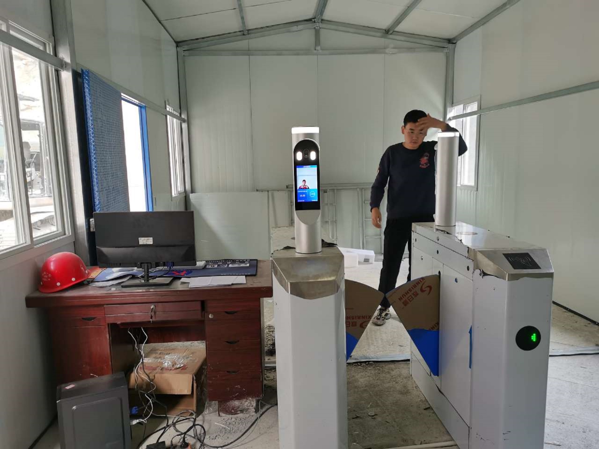 巫溪中铁十七局宝山隧道安装道闸和智慧人脸翼