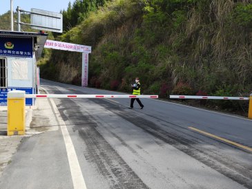 鹤峰乡道闸一字杆安装