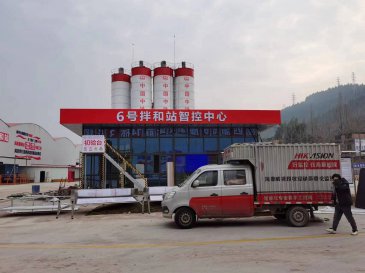 中铁6号拌和站智控中心拼接屏安装