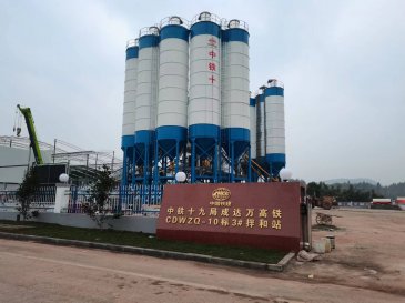 中铁十九局成达万高铁10标3号拌和站拼接屏安装