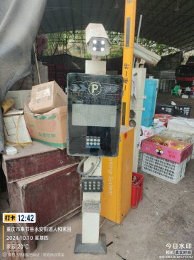 以旧换新-恭喜王家坪菜市场成功装上新的道闸
